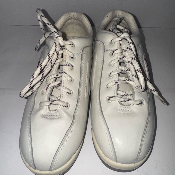 WOMEN'S BRUNSWICK CAPRI TAN CREAM BOWLING SHOES SZ 6 EXCELLENT CONDITION - Picture 1 of 7
